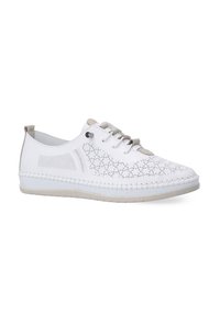 Weiße Lederschuhe mit durchbrochenem Blumendesign, beige Akzenten und runden Schnürsenkeln. Sie verfügen über eine strukturierte Sohle und kontrastierende Nähte.