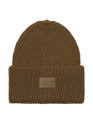 Bruine geribbelde gebreide beanie met omgevouwen manchette en een rechthoekig leren label met de tekst "JJ Studio Our Legacy Your Future" aan de voorkant.