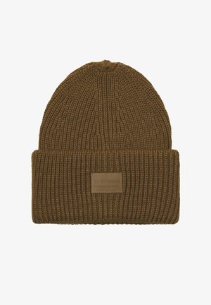 Bruine geribbelde gebreide beanie met omgevouwen manchette en een rechthoekig leren label met de tekst "JJ Studio Our Legacy Your Future" aan de voorkant.