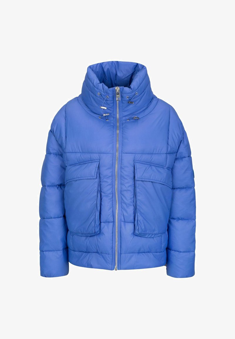 Blauwe pufferjas met een hoge kraag, frontale ritssluiting, twee grote opgestikte zakken en een doorgestikte textuur voor isolatie.