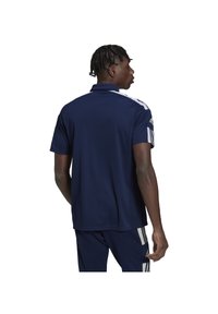 Polo a maniche corte blu navy con colletto, caratterizzato da strisce bianche sulle spalle, texture morbida e vestibilità comoda.