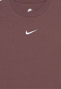 Μπορντό βαμβακερό T-shirt με στρογγυλή λαιμόκοψη και μικρό λευκό λογότυπο Nike swoosh στο στήθος. Απαλή υφή, απλός σχεδιασμός.