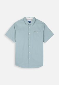 Chemise à manches courtes bleu clair en coton avec un col pointu, une poche avant et une fermeture à boutons ; présente une texture subtile et une finition lisse.
