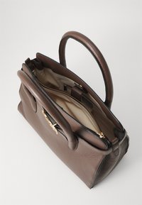 Borsa a tracolla in pelle marrone con due manici, texture liscia e tasca con zip all'interno. Presenta hardware in tono oro e un ampio interno beige.