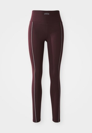 Bordowe legginsy z wysokim stanem. Posiadają odblaskowe przeszycia po bokach oraz logo przy pasku. Gładki, elastyczny materiał.