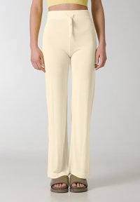 Lichtgele, wijde broek met een geribde tailleband en trekkoorddetail. Zachte textuur met een vloeiende uitstraling en geen zichtbare patronen.