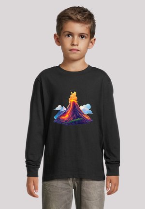 Schwarzes Langarm-T-Shirt mit einem bunten Vulkan-Motiv in der Mitte, das orange und gelbe Lava vor einem lila Berg-Hintergrund zeigt.
