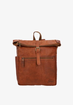 Hnědý kožený batoh s rolovaným vrchem, zapínáním na zip, přední kapsou na zip a nastavitelnými ramenními popruhy. Obsahuje texturovaný povrch.