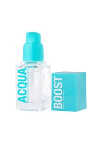 Bottiglia di vetro trasparente con un pompaggio turchese, etichettata "ACQUA BOOST," accompagnata da una scatola turchese coordinata. Texture liscia, design moderno.