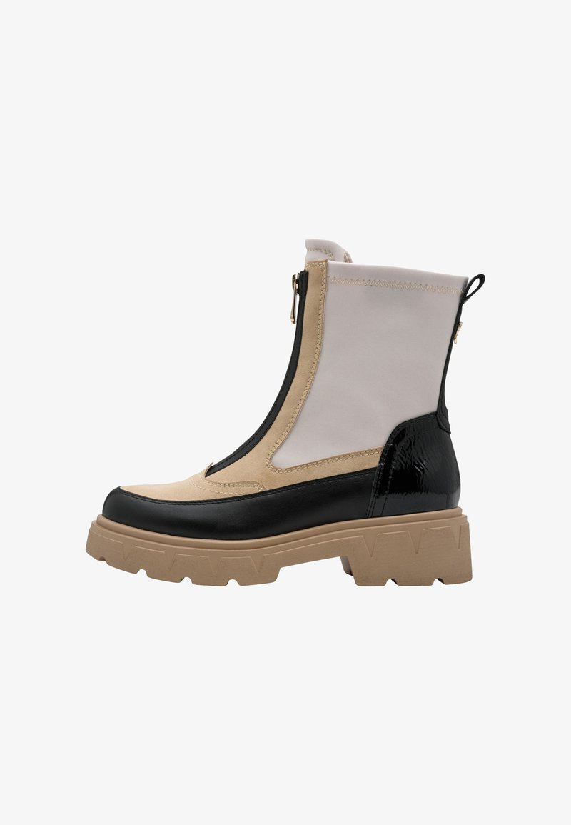 Bottines de sport en cuir noir, beige et blanc avec une semelle épaisse couleur tan. Dotées d'une fermeture éclair sur le côté et de textures contrastantes.