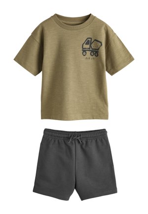 Next, REGULAR FIT - SHORT SLEEVE BACK PRINT T-SHIRT AND SHORTS SET  . - Træningsbukser - khaki green digger