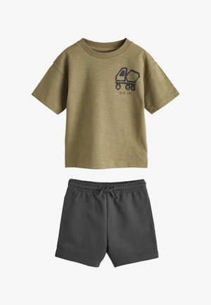 Next, REGULAR FIT - SHORT SLEEVE BACK PRINT T-SHIRT AND SHORTS SET . - Pantaloni sportivi - khaki green digger