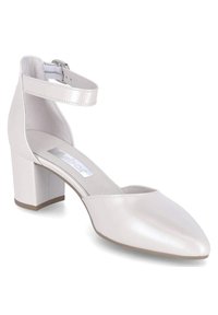 Białe, błyszczące skórzane buty na blokowym obcasie z ostrym noskiem i paskiem w okolicy kostki. Gładka faktura, minimalistyczny design i subtelny połysk.
