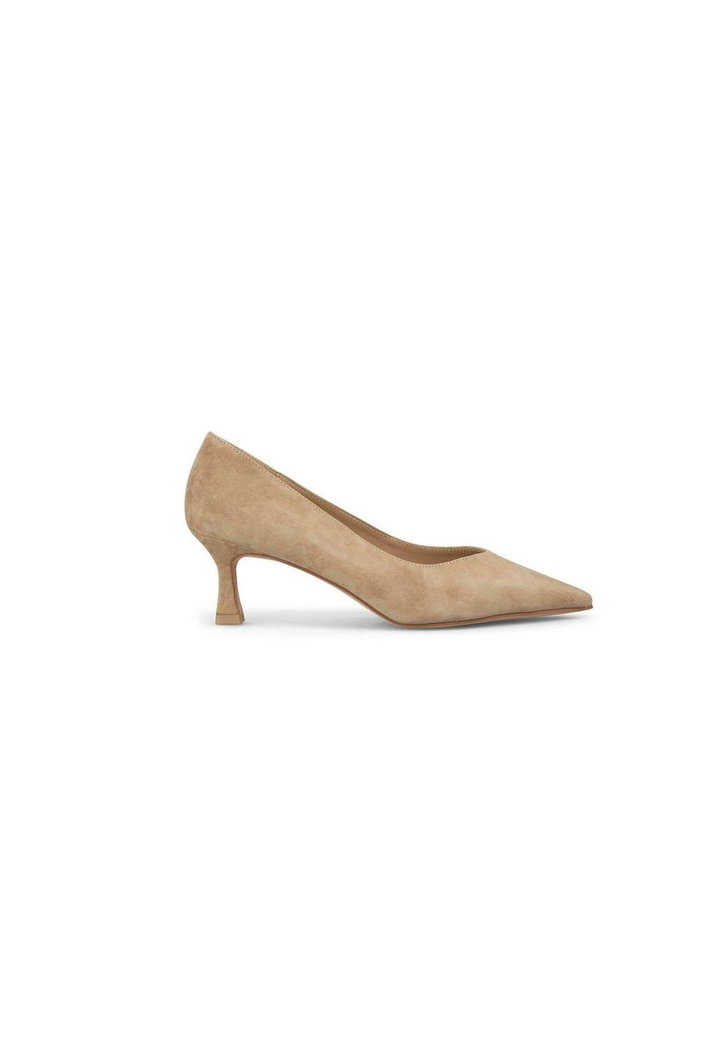 Zapato de ante beige con punta afilada y un tacón bajo y curvado. Textura suave con minimalismo en los detalles, presentando un diseño clásico.