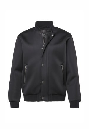 Czarna kurtka bomberka z gładkiego materiału, z wysokim kołnierzem, zapięciem na zatrzaski z przodu oraz dwoma bocznymi kieszeniami na zamki. ściągacze na mankietach i dolnym obszyciu.