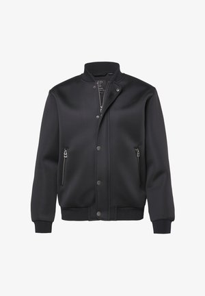 Czarna kurtka bomberka z gładkiego materiału, z wysokim kołnierzem, zapięciem na zatrzaski z przodu oraz dwoma bocznymi kieszeniami na zamki. ściągacze na mankietach i dolnym obszyciu.