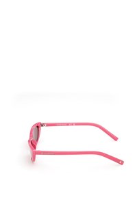Růžové sluneční brýle s elegantním designem, vybavené tmavými solidními skly a logem na spáncích. Rám je hladký s lesklým povrchem.