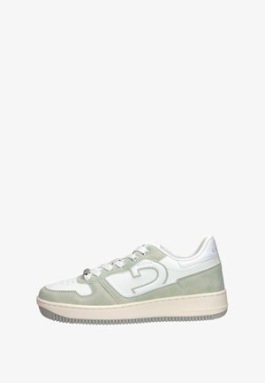 Witte en lichtgroene sneaker met een soepel leren en suède bovenwerk, ronde neus, rubberen zool en opvallend logodetail aan de zijkant.