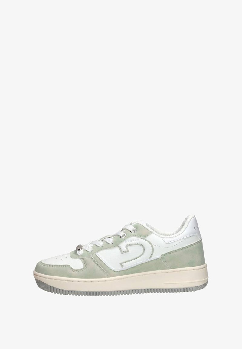 Witte en lichtgroene sneaker met een soepel leren en suède bovenwerk, ronde neus, rubberen zool en opvallend logodetail aan de zijkant.