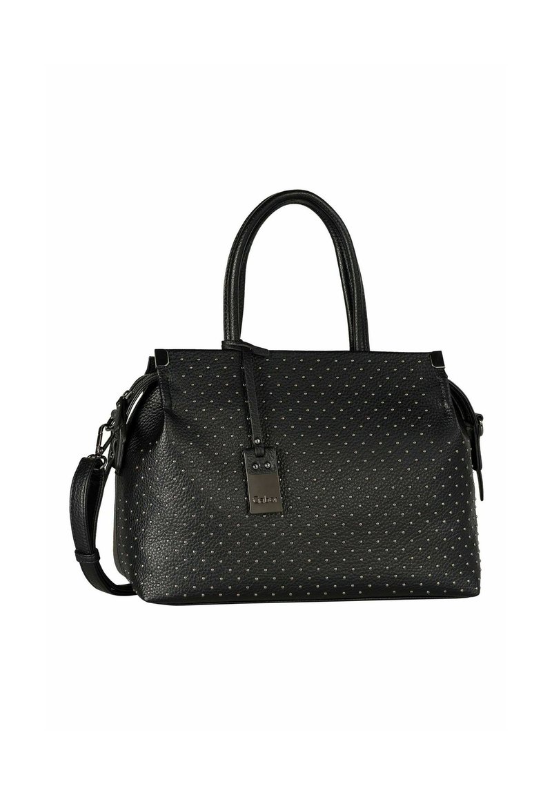 Sac à main noir texturé avec de petites clous en argent, deux poignées, une bandoulière détachable et une étiquette en métal décorative à l'avant.
