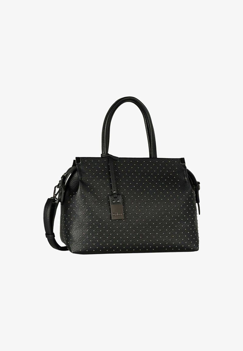 Sac à main noir texturé avec de petites clous en argent, deux poignées, une bandoulière détachable et une étiquette en métal décorative à l'avant.