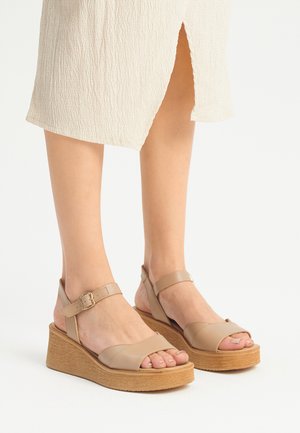 - Sandały na platformie