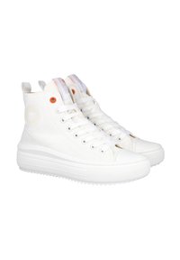 Zapatillas altas de lona blanca con un acabado texturizado, que presentan ojales naranjas, cordones blancos y una suela de goma gruesa con un agarre estampado.