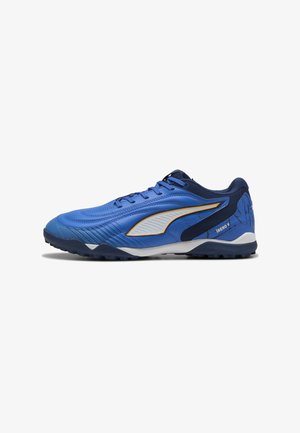 Niebieskie buty sportowe wykonane z materiału syntetycznego z teksturowaną powierzchnią, z białym i złotym logo, sznurowanym przodem oraz gumową podeszwą.
