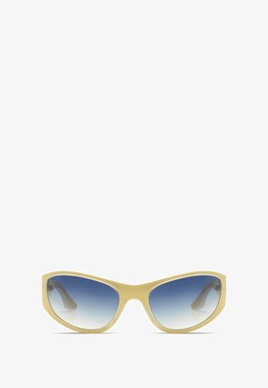 Lunettes de soleil en plastique jaune au design œil de chat, dotées de verres dégradés bleus allant du foncé au clair, avec une texture lisse et sans matériel visible.
