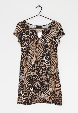 Robe à manches courtes avec un motif animalier en marron, noir et blanc, comportant un petit détail boucle dorée au niveau du col, suspendue à un cintre noir.