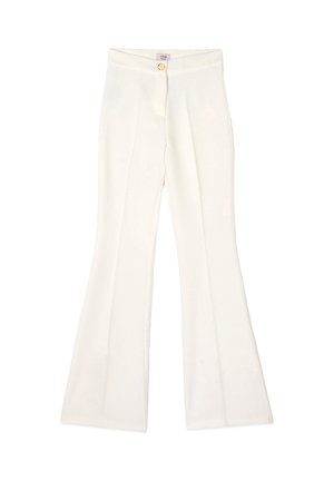 Białe spodnie z wysokim stanem, zapinane z przodu na guzik i suwak, proste w biodrach, rozszerzane od kolan do dołu.