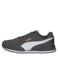 Tmavě šedé tenisky Puma s bílým bočním pruhem, zlatým logem Puma, šněrovacím designem a černou podrážkou s gripem.