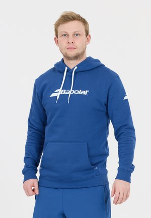 Blå hættetrøje lavet af en bomuldsblanding, med en frontkangaroo-lomme, hvide snore og et trykt logo på brystet og ærmet.