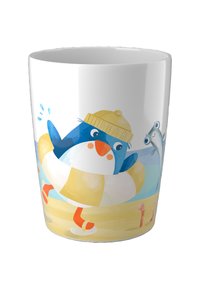 Ceramiczny kubek z niebieskim pingwinem w żółtej czapce, unoszącym się w kole ratunkowym, otoczonym wodą i rybą, na białym tle.
