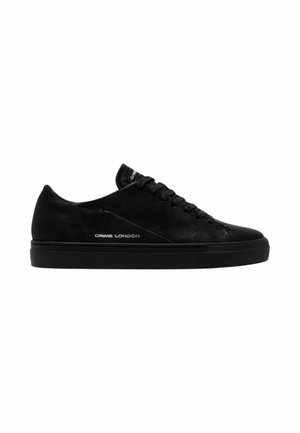 Sneaker nera basse con lacci e suola neri, logo "CRIME LONDON" bianco sul lato e texture in pelle liscia.