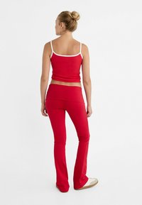 Stradivarius FLARED - Hlače - red