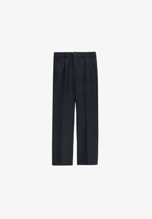 Proste spodnie o prostych nogawkach w kolorze ciemnego granatu, z przednim guzikiem, zamkiem błyskawicznym, szlufkami na pasek i bocznymi kieszeniami, prezentowane na białym tle.