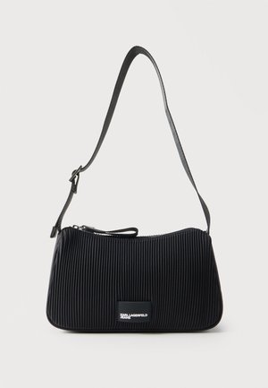 Schwarze, gerippte Stoff-Schultertasche mit verstellbarem Riemen und kleinem "Karl Lagerfeld Jeans" Label vorne.
