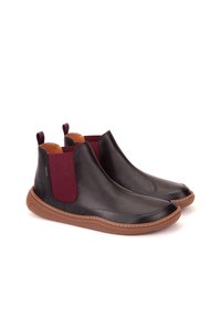 Bottines en cuir marron avec des panneaux élastiques bordeaux sur les côtés, bout rond et semelle en caoutchouc. Coutures minimales et languettes de tirage au niveau du talon.