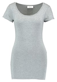 Šedé bavlněné šaty s krátkými rukávy, kulatým výstřihem, přiléhavého střihu a hladkou texturou. Na krku je viditelná visačka.