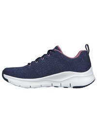 Marineblauer Strick-Sneaker mit strukturiertem Obermaterial, weißer Zwischensohle und rosa Akzenten, ausgestattet mit einer runden Zehenpartie und einer Zuglasche an der Ferse.