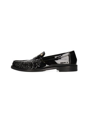 Zwarte glanzende lakleren loafer met lage hak, decoratieve stiksels en klein gouden embleem bovenop.