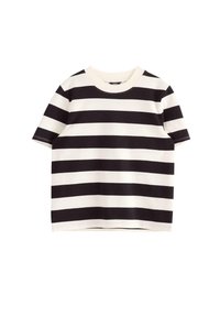 Camiseta de manga corta a rayas en blanco y negro, elaborada con algodón suave, que presenta un cuello redondo y un dobladillo recto. Diseño minimalista con patrones en contraste.
