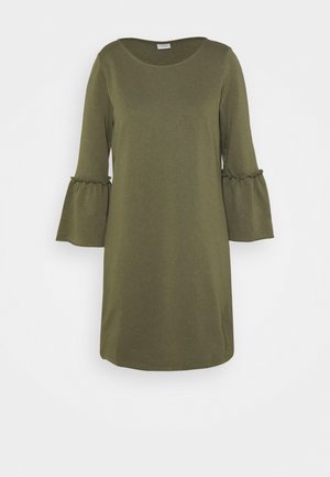Robe olive mi-longue jusqu'au genou avec encolure ronde et manches cloche 3/4 ornées de volants.