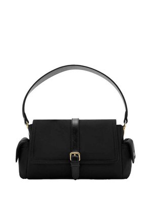 Sac à main rectangulaire noir avec une poignée supérieure, une fermeture à rabat, des poches latérales et une sangle centrale avec une boucle dorée.