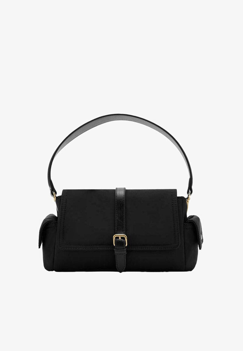 Sac à main rectangulaire noir avec une poignée supérieure, une fermeture à rabat, des poches latérales et une sangle centrale avec une boucle dorée.
