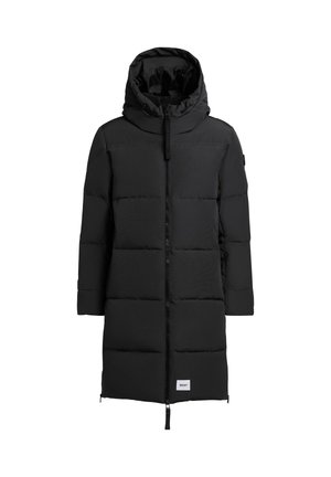 Mustat vuoratut takki, jossa on korkea kaulus ja huppu, etuvetoketju, pitkät hihat ja etiketti vasemmalla alhaalla.