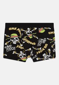 Fekete bokszernadrág színes nyomattal, melyen egy kalapos koponya, csontok és a "One Piece" felirat sárga és zöld kiegészítőkkel látható.