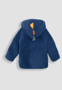 Jachetă din fleece de culoare bleumarin cu glugă, având un exterior texturat și pufos, cu accente colorate în formă de frunză pe spatele glugii.