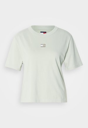 Lichtgroene katoenen T-shirt met een ronde hals, korte mouwen en een rechthoekig "Tommy Jeans" logo patch op de voorkant.